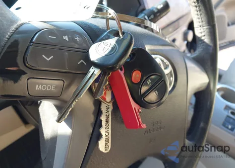 2010 Toyota Highlander Base V6 z USA, uszkodzony, nr VIN 5TDBK3EH8AS022085